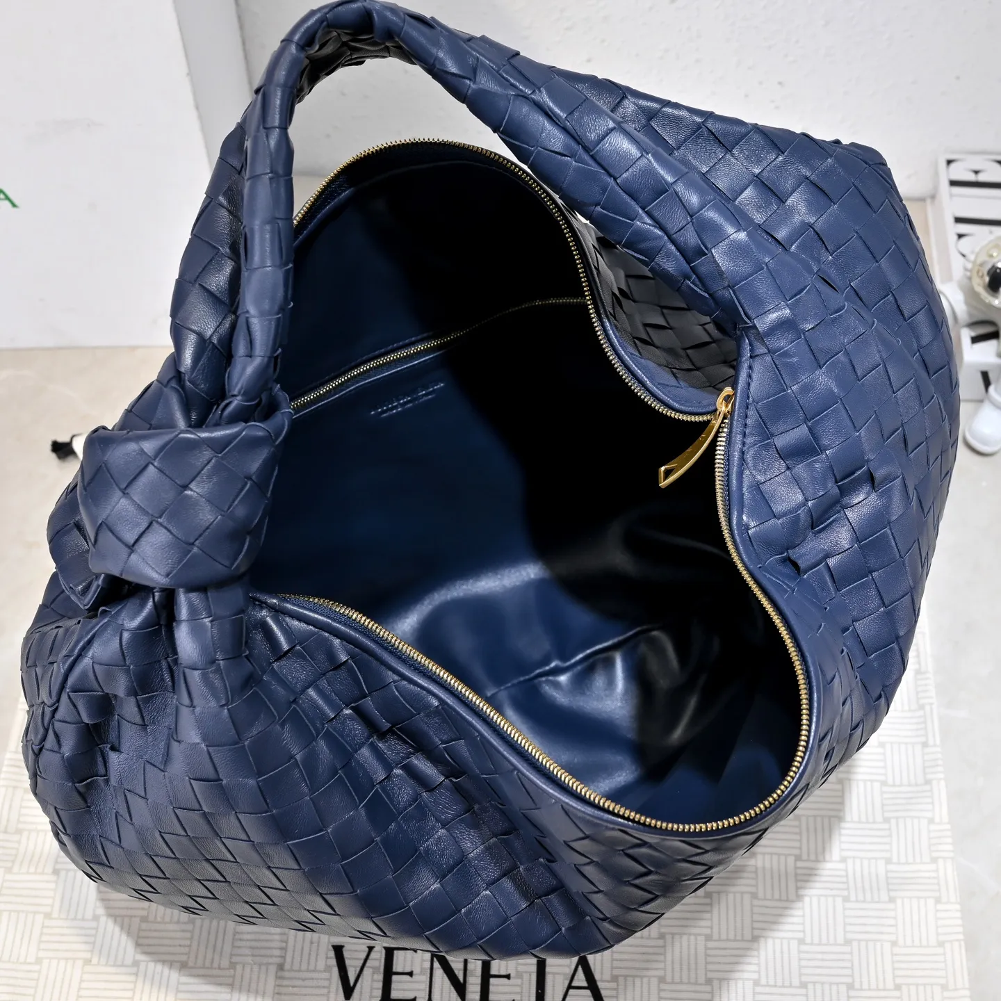 Batch 2360 #JODIE Oversized size comes out~ The shape is still the same fashionable and good-looking. It is made of classic sheepskin weaving. The iconic weaving has always been the most proud design of BV. The soft shape is super suitable for concave shapes~ Not only the size has been changed, but the quality details are also more refined. The shape is more round and Q. The large size has more styles. It is not only practical and can fit everything, but also can carry Jodie’s fashionable concave shape. It is really practical and fashionable. It is awesome in capital letters!  Size: 54*50*20cm Model: 6699